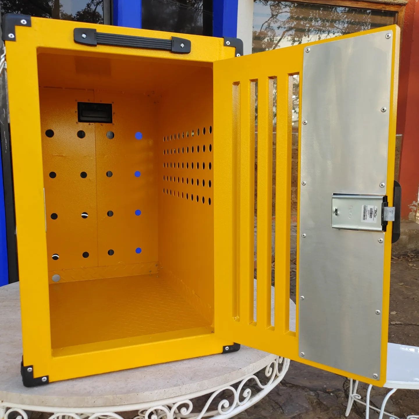 Modelo amarillo interior abierto