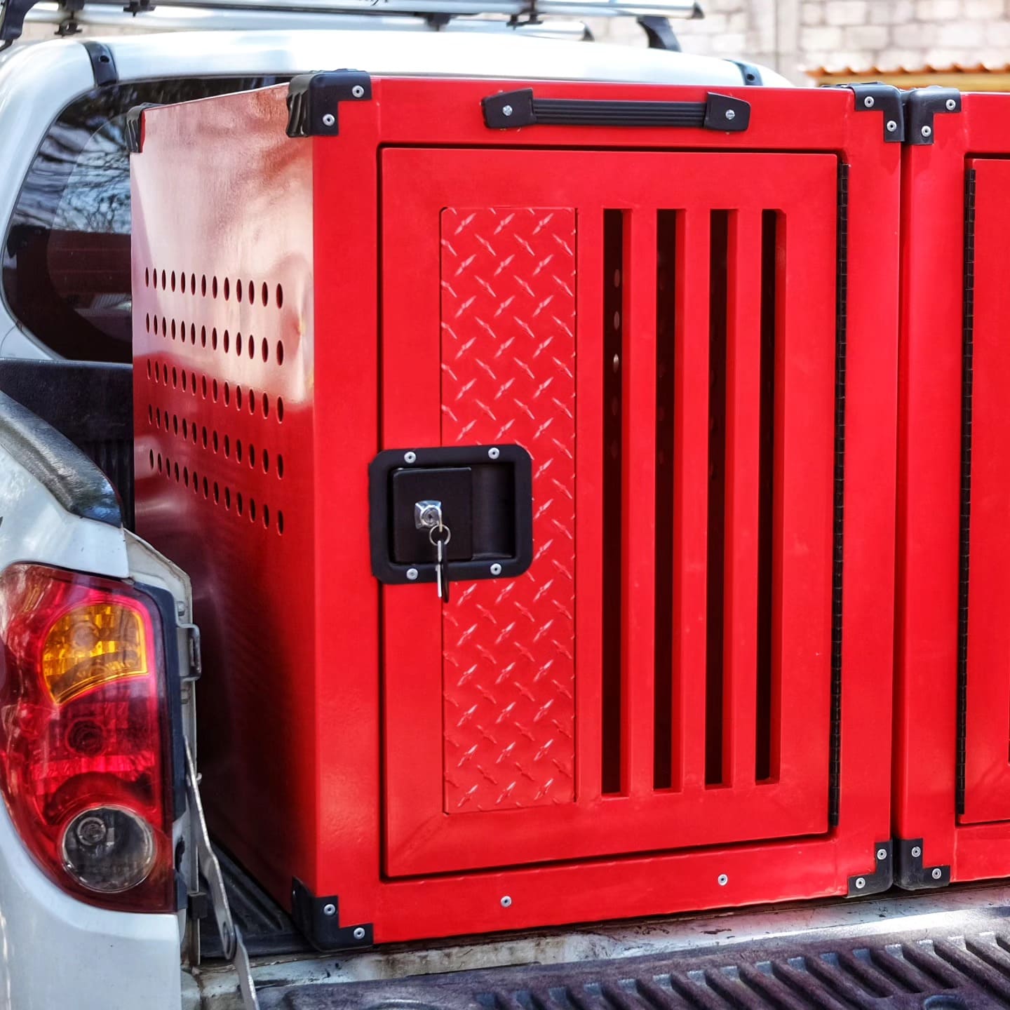 Módulo rojo en batea de pickup