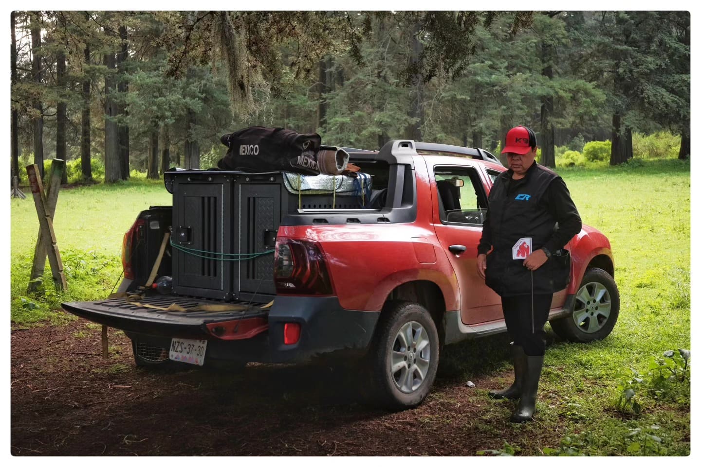 Doble módulo gris en campo - vista lateral