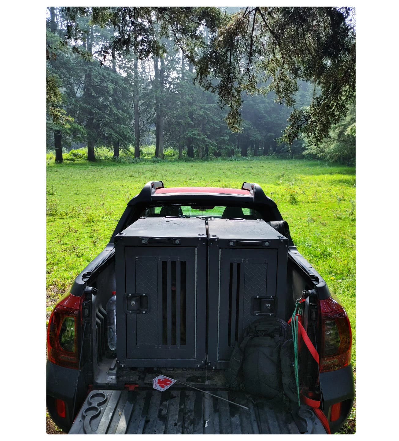 Doble módulo gris en campo - vista trasera